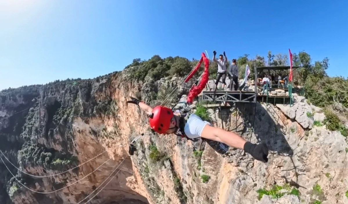 Korku ve heyecan bir arada: Mersin'de 5 saniye s&uuml;ren 220 metreden halatla atlama &ccedil;ılgınlığı