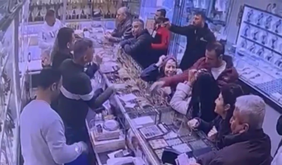 Kuyumcu soygunu ş&uuml;phelisi yakalandı: Soygun anının g&ouml;r&uuml;nt&uuml;s&uuml; de ortaya &ccedil;ıktı