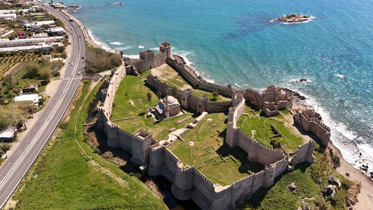 Mamure Kalesi camisinde 700 yıldır ibadet s&uuml;r&uuml;yor