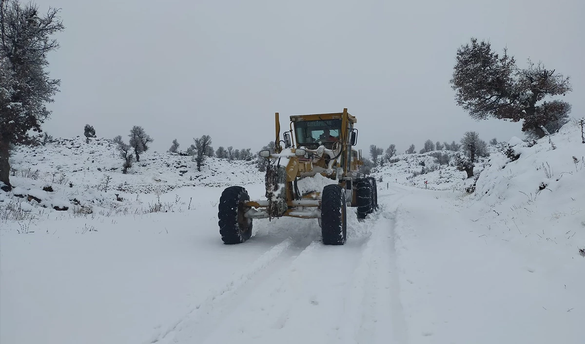  Mersin B&uuml;y&uuml;kşehir Belediyesi ekipleri karla m&uuml;cadeleye başladı
