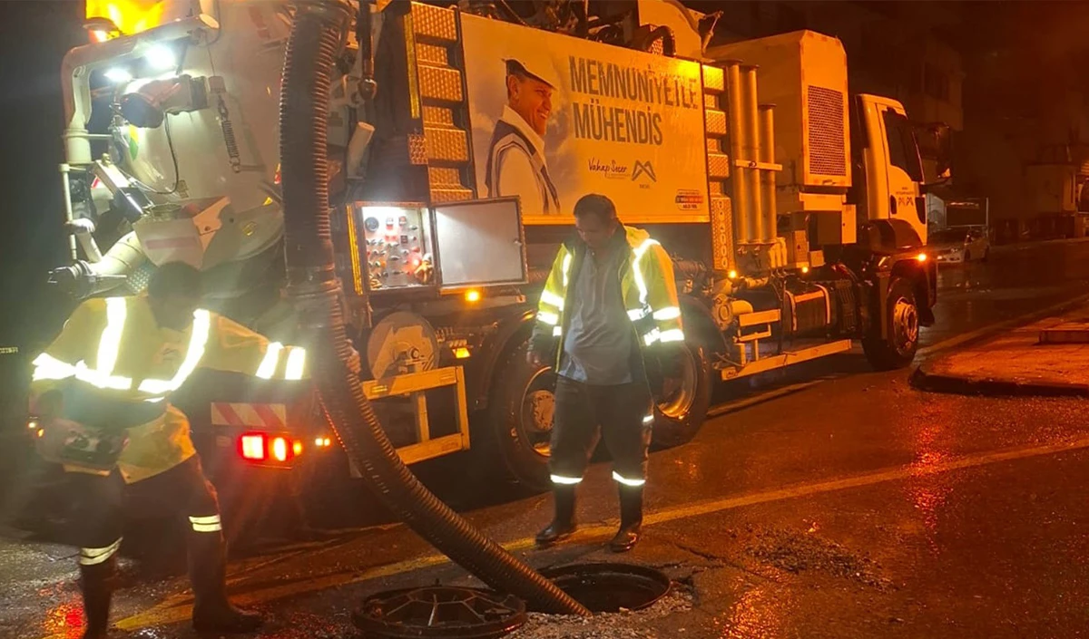 Mersin Büyükşehir Belediyesi ve MESKİ ekipleri gece boyunca görev yaptı