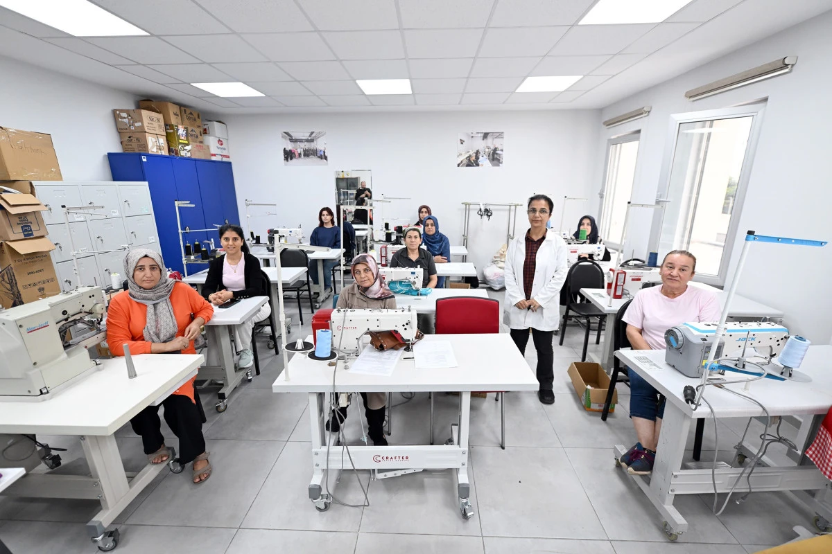 Mersin B&uuml;y&uuml;kşehir'in MERCEK kurslarında 9 bin kişi meslek sahibi oldu
