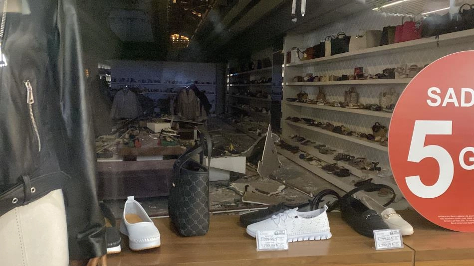 Mersin Forum AVM'deki iş yerinde asma cam tavan çöktü: 2 yaralı
