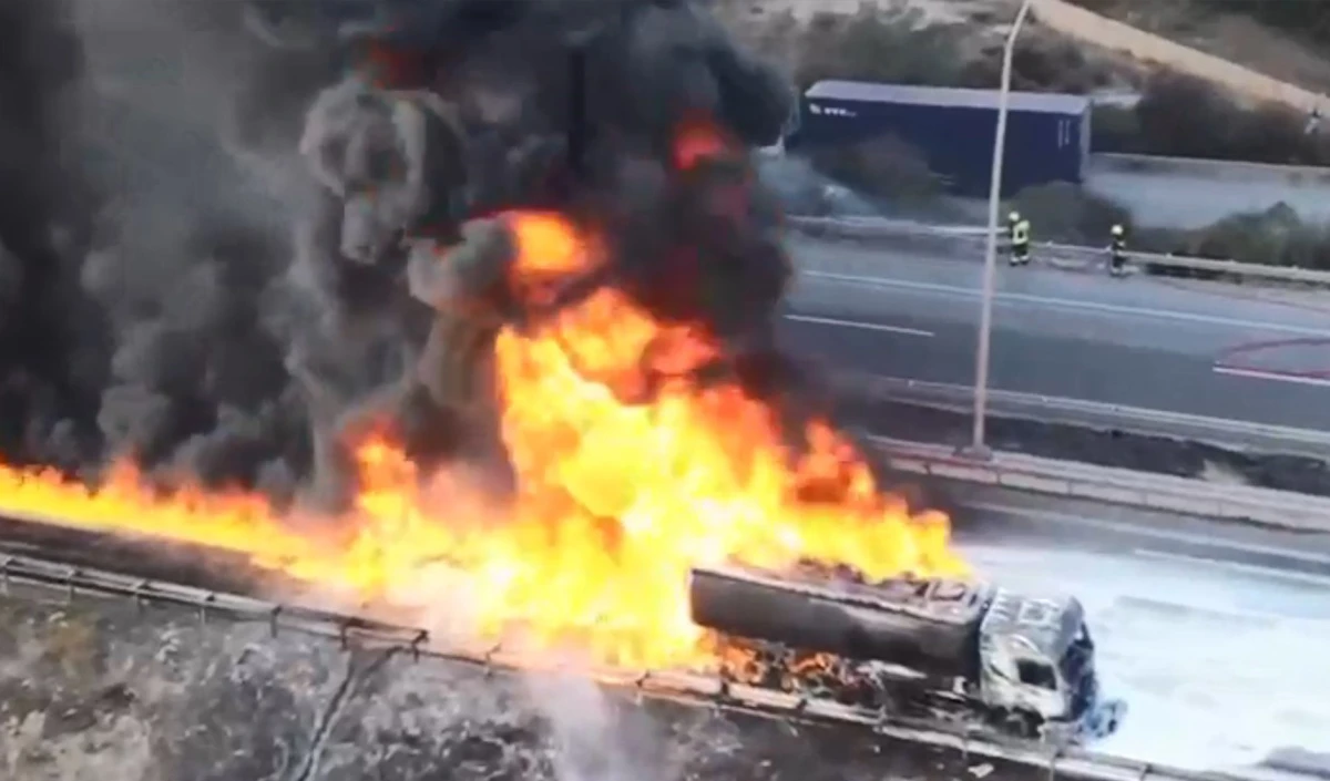 Mersin itfaiyesi felaketi önledi: Patlamalar yaşanarak yanan tanker 26 bin litre yakıt taşıyormuş