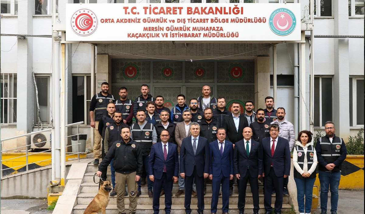 Mersin Limanı'nda 19 kilo kokain ele ge&ccedil;irildi, vali ekibi tebrik etti