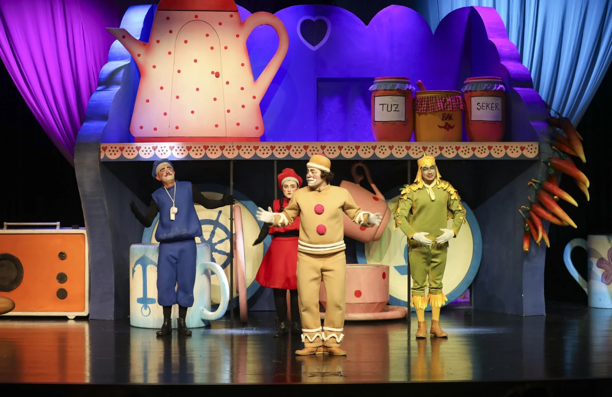 Mersin Şehir Tiyatrosuna k&uuml;&ccedil;&uuml;k ellerden b&uuml;y&uuml;k alkış