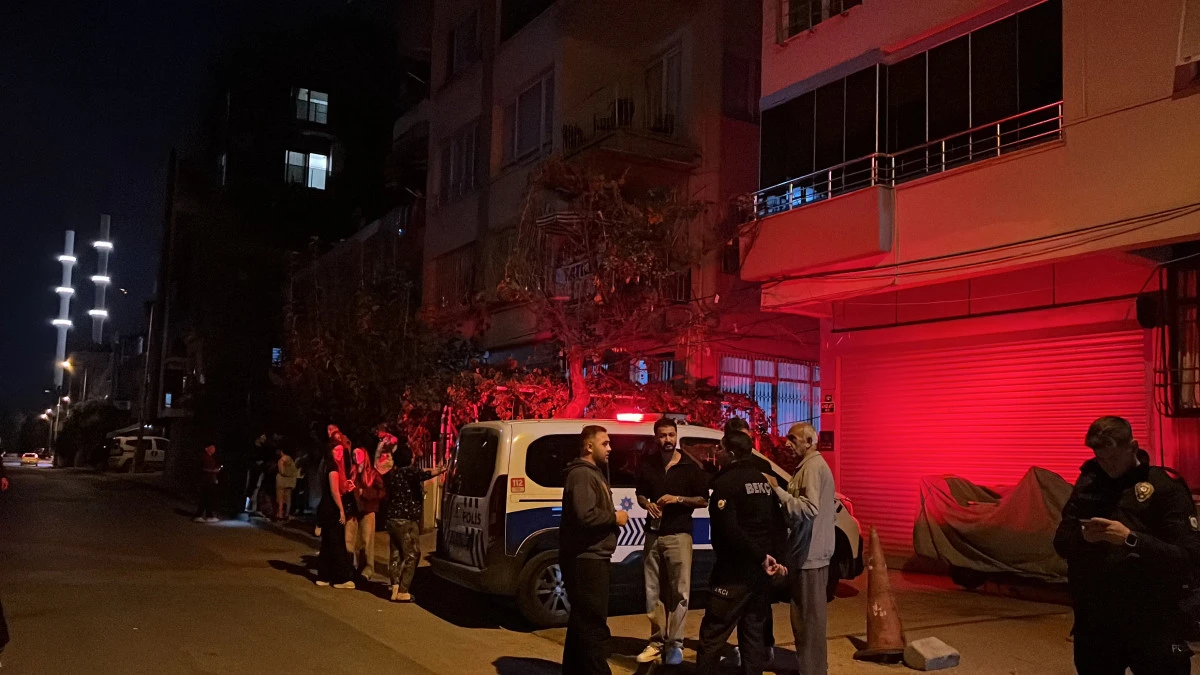 Mersin'de 3 katlı binanın zemini &ccedil;&ouml;kt&uuml;: 40 kişi tahliye edildi
