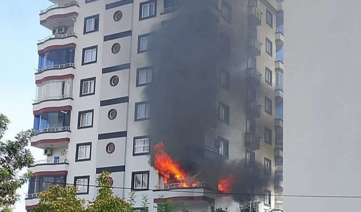 Mersin'de 9 katlı binada yangın: Alevler daireyi sardı