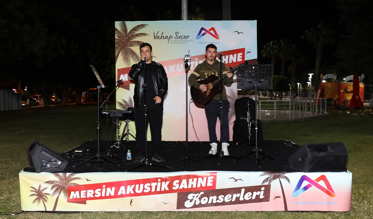 Mersin’de akustik sahne konserleri gençlerin ilgisini çekiyor