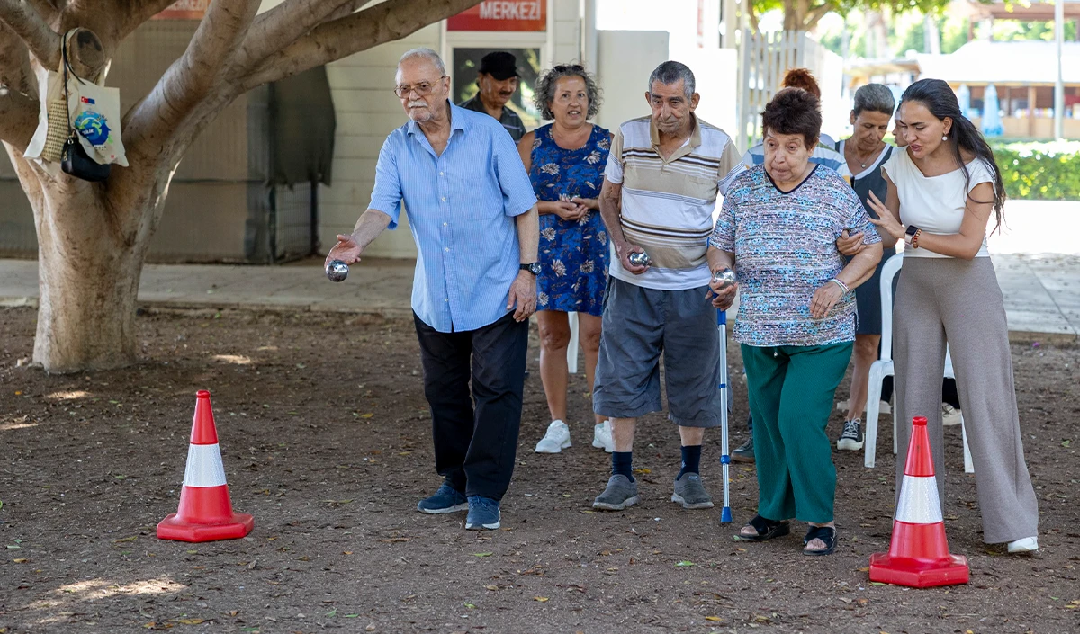 Mersin’de Avrupa Hareketlilik Haftası’na özel 80'ler buluşması düzenlendi