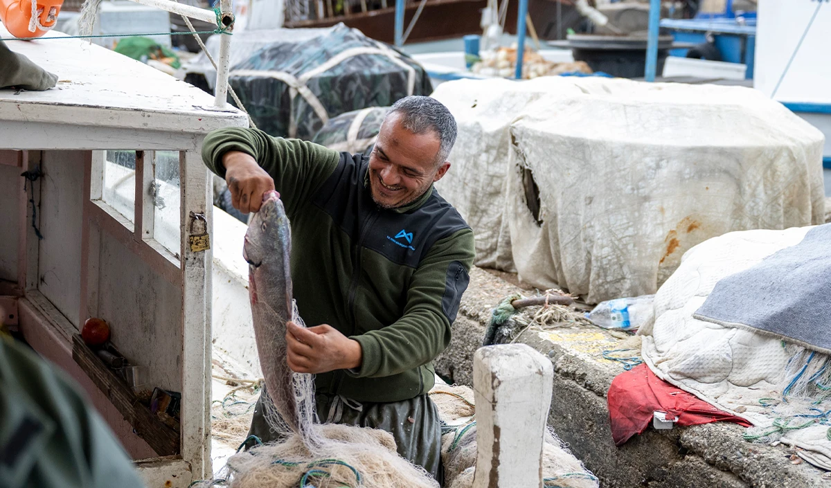  Mersin'de balık&ccedil;ılara ekipman desteği s&uuml;r&uuml;yor