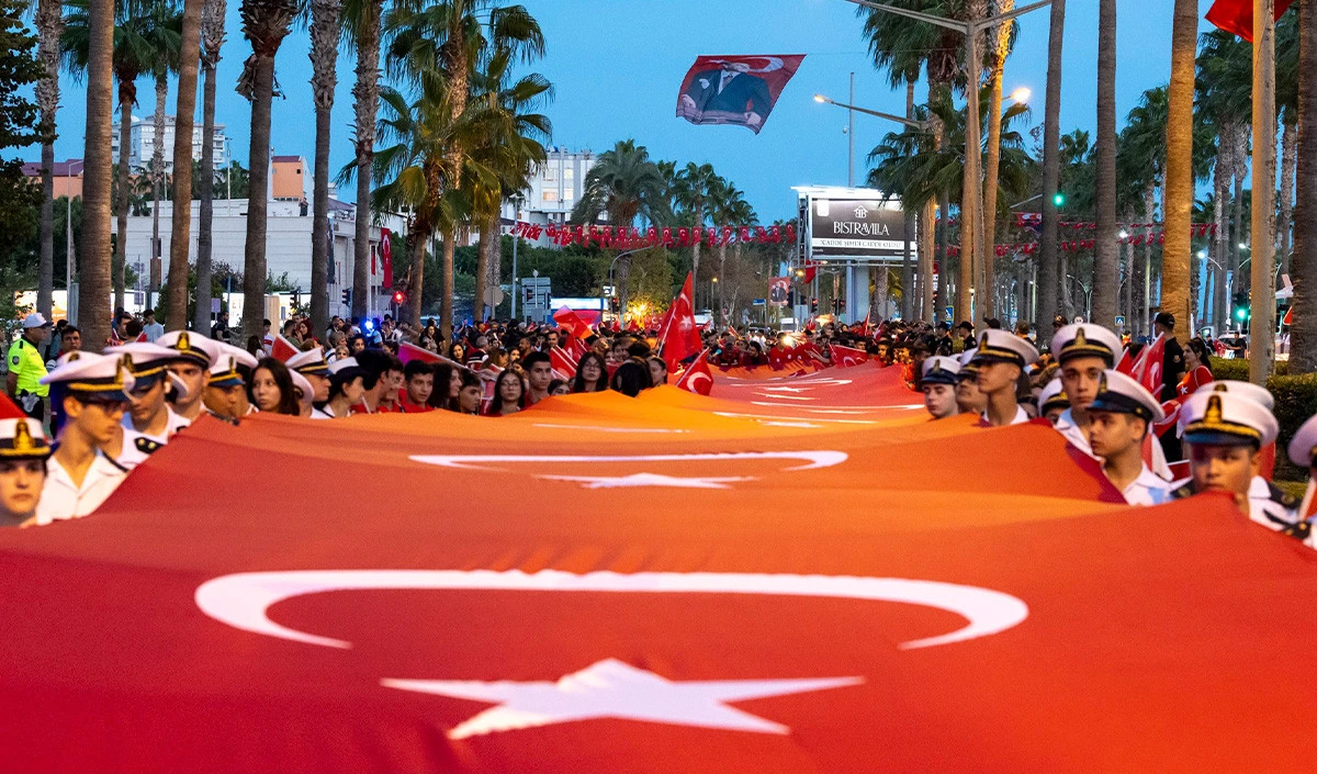  Mersin'de 'bayrak yürüyüşü' düzenlendi