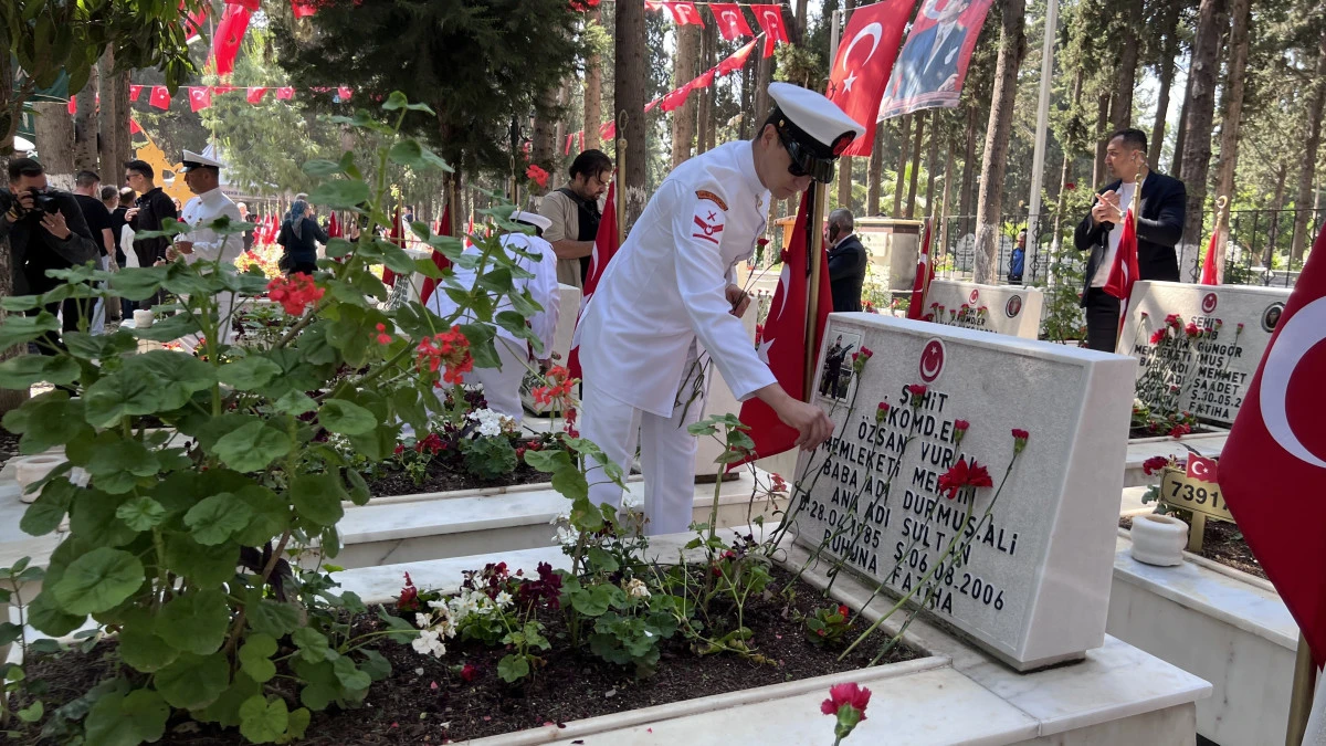 Mersin'de bayramda şehitlik unutulmadı