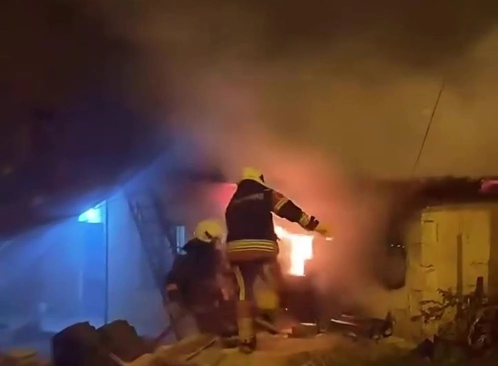 Mersin'de bir evin ambarında &ccedil;ıkan yangın korkuttu