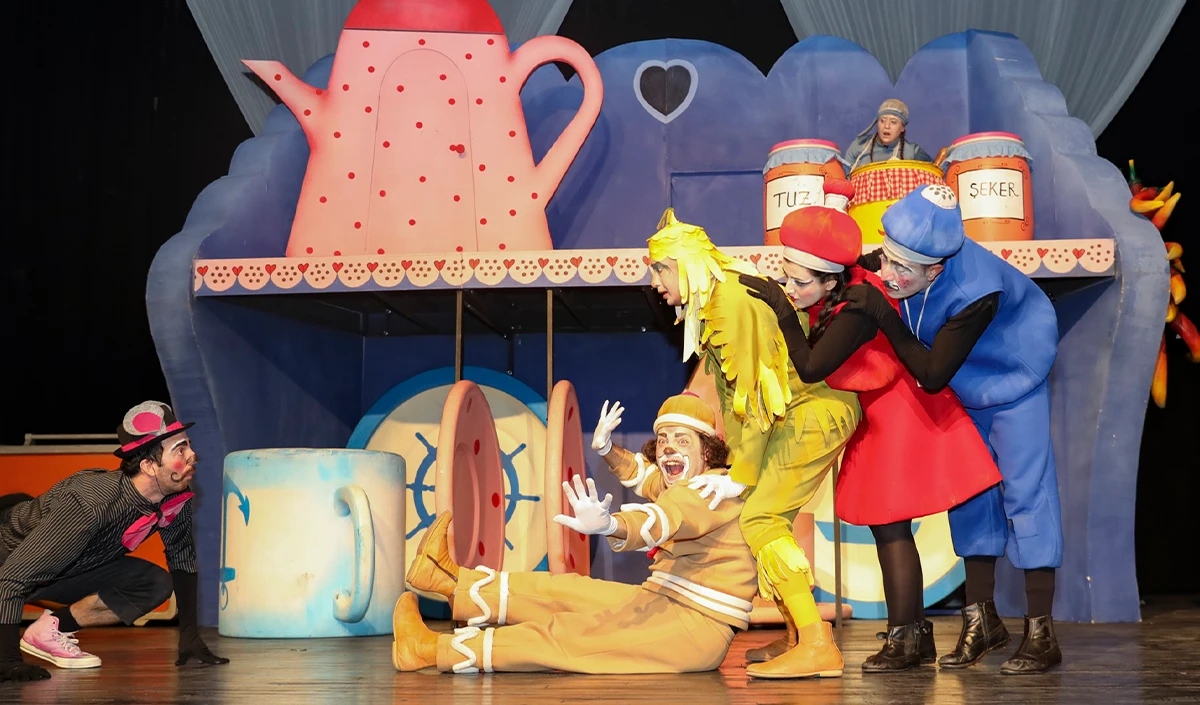 Mersin&rsquo;de &lsquo;Bisk&uuml;vi Adam&rsquo; oyunu miniklerle buluştu