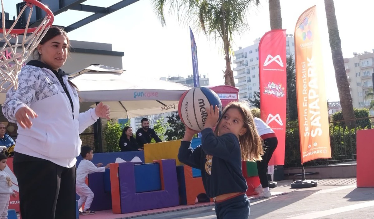 Mersin&rsquo;de &ccedil;ocuklar AVM&rsquo;de sporla buluştu