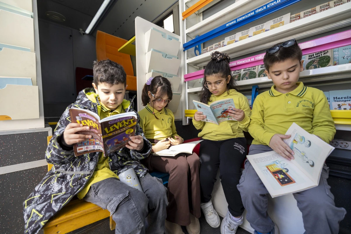 Mersin'de &ccedil;ocuklar tiyatro ve Kitob&uuml;s ile buluştu