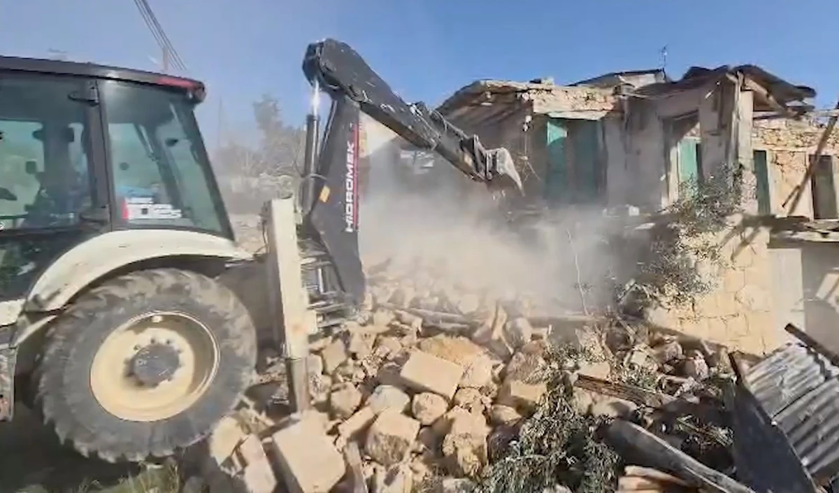 Mersin'de &ccedil;&ouml;kme riski taşıyan metruk bina yıkıldı