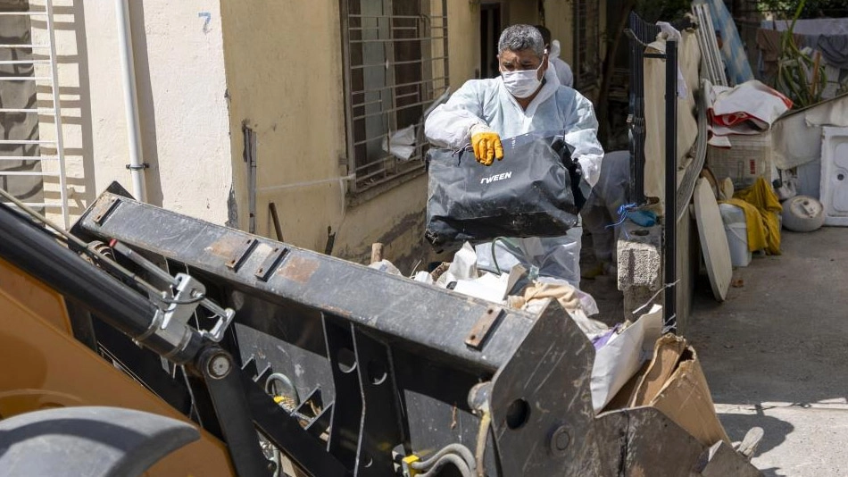 Mersin'de çöp ev temizlendi, 10 kamyon çöp çıkarıldı