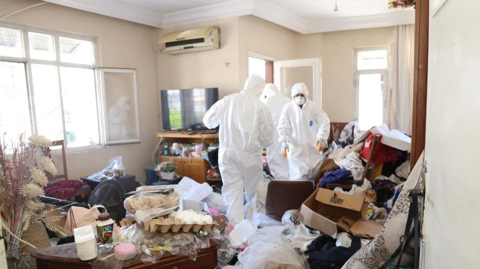 Mersin'de çöp ev üçüncü kez temizlendi, 6 ton çöp çıktı