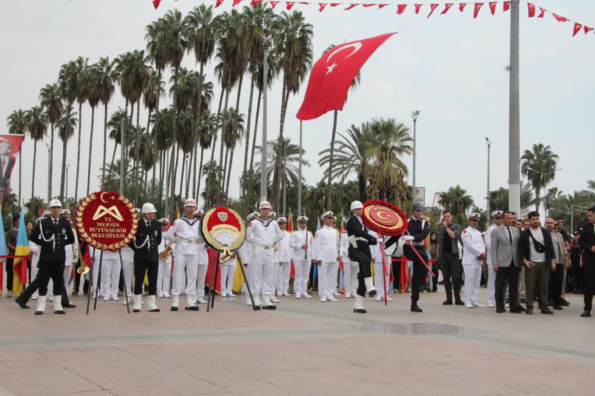 Mersin'de Cumhuriyet'in 103. yılında Atat&uuml;rk Anıtı'na &ccedil;elenk sunuldu