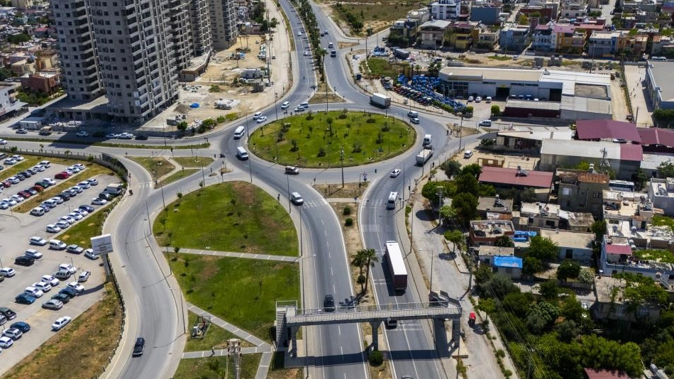 Mersin'de D-400 üzerindeki kavşaklara peyzaj düzenlemesi