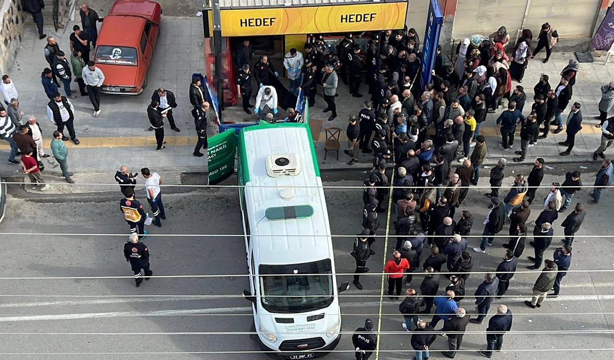 Mersin'de dehşet: Önce anne oğulu ardından büfeciyi öldürdü