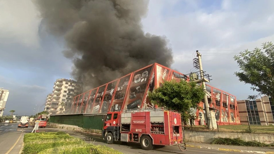  Mersin'de elektronik eşya üreten fabrikada yangın... Alevler metrelerce yükseldi