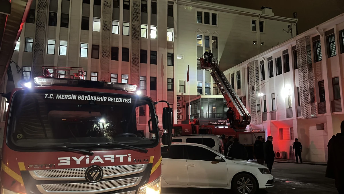 Mersin'de emniyetin ek binasında &ccedil;ıkan yangın b&uuml;y&uuml;meden s&ouml;nd&uuml;r&uuml;ld&uuml;