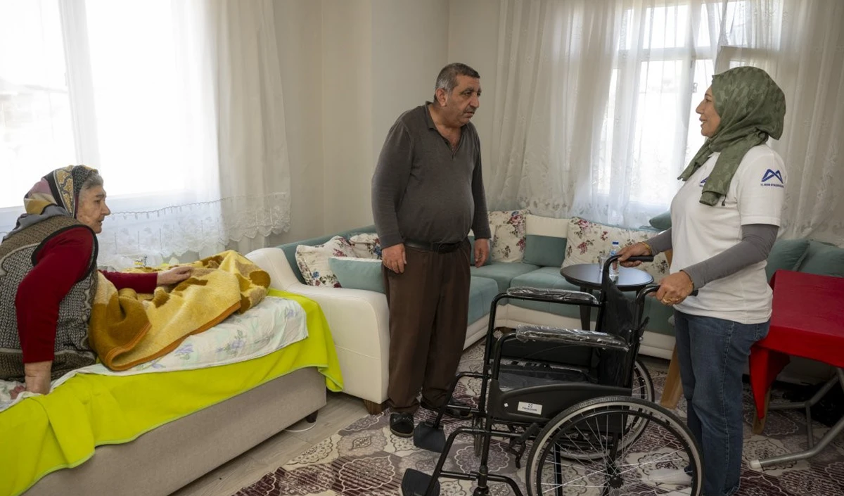 Mersin&rsquo;de engellilere tekerlekli sandalye ve hasta bezi desteği