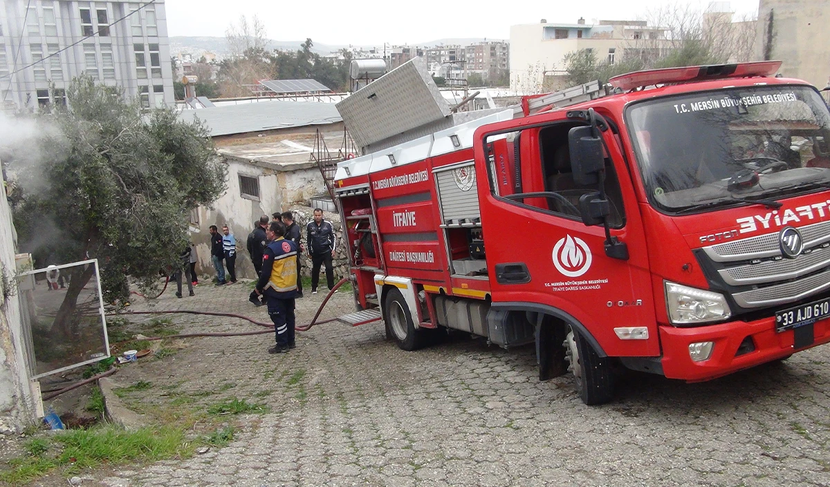 Mersin&rsquo;de ev yangını: Bir ev kullanılamaz hale geldi