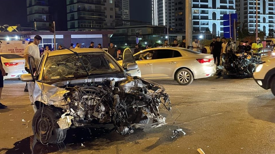 Mersin'de feci kaza: Otomobil ikiye bölündü, 3 kişi yaralandı