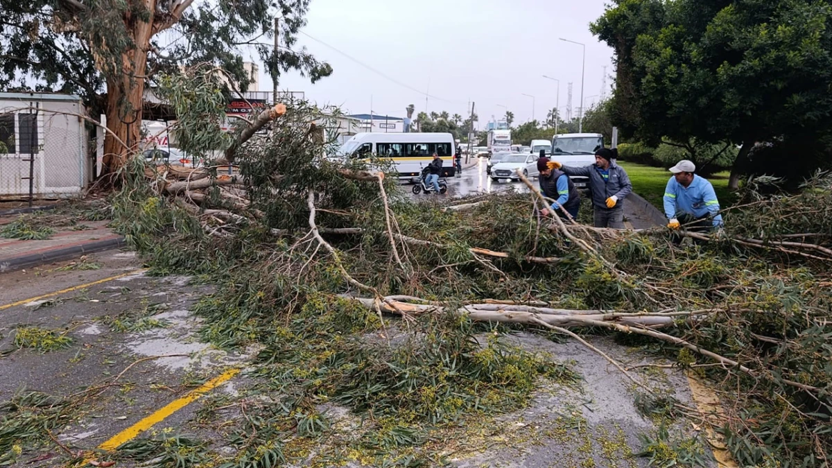 Mersin'de fırtına ve sağanak hayatı olumsuz etkiledi