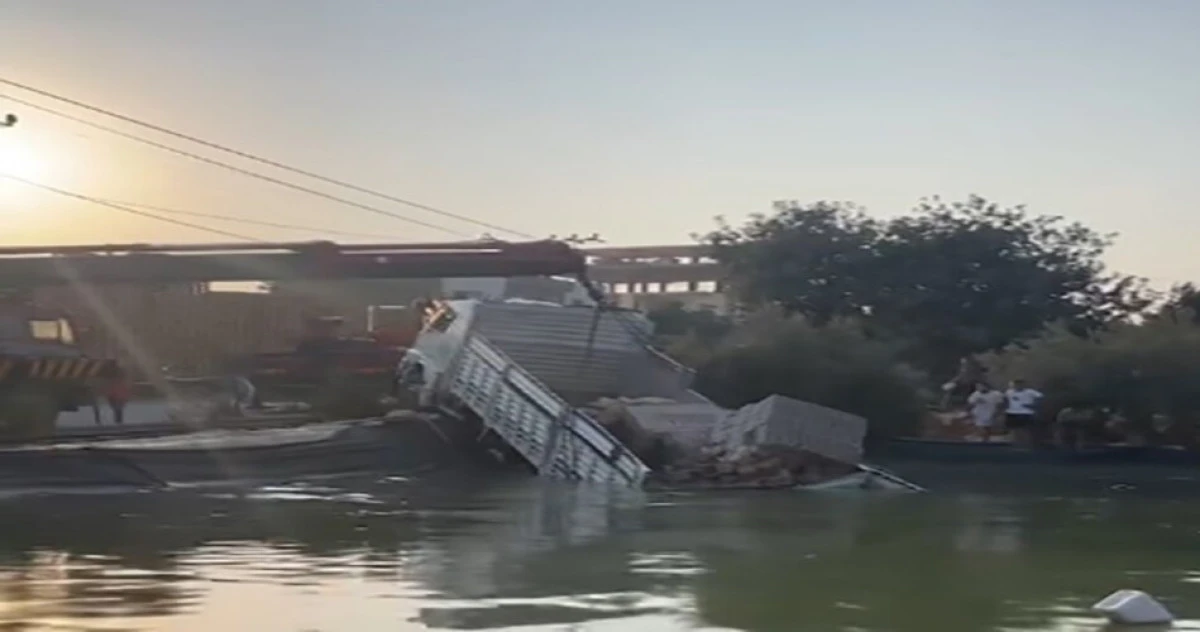 Mersin'de freni patlayan kamyon sulama havuzuna düştü
