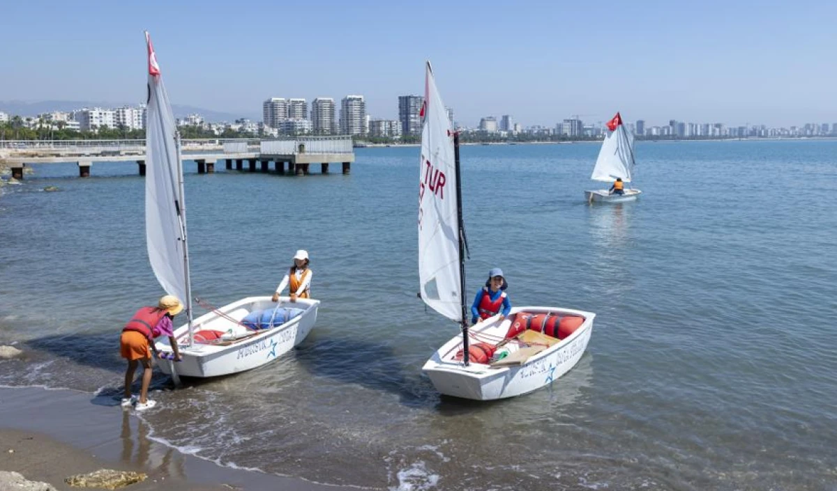 Mersin'de gençler ücretsiz kurslarla yelken sporu öğreniyor