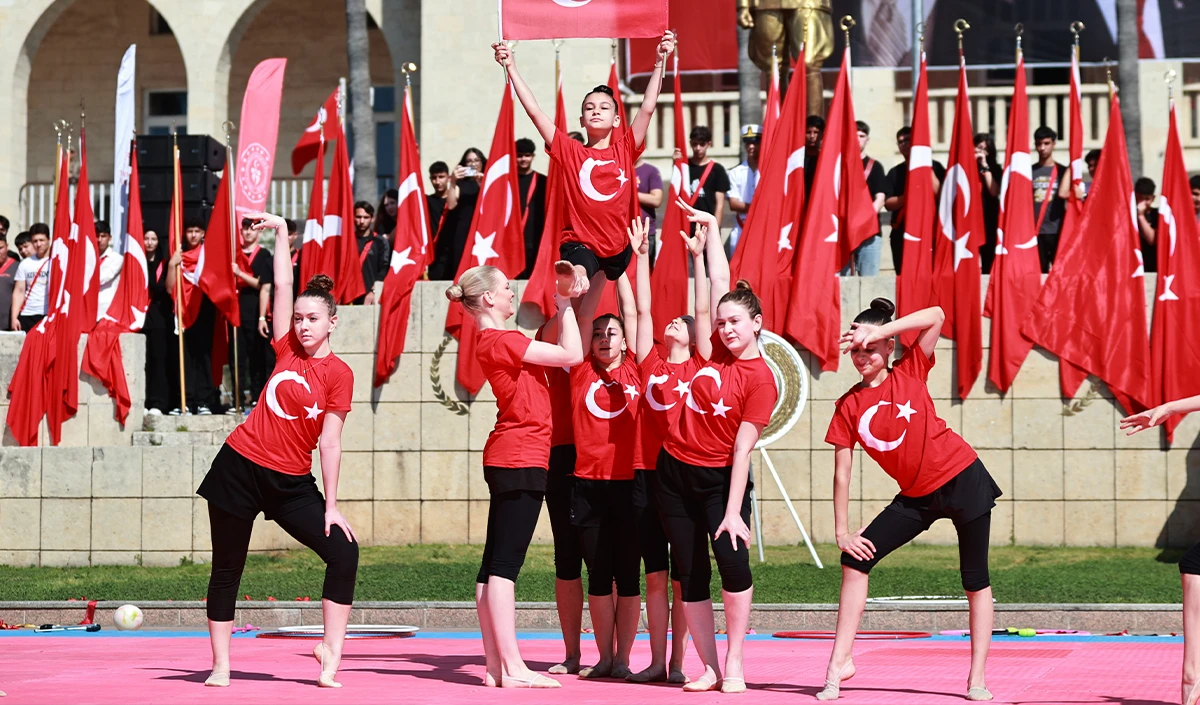 Mersin&rsquo;de Gen&ccedil;lik Bayramı renkli g&ouml;sterilerle kutlandı