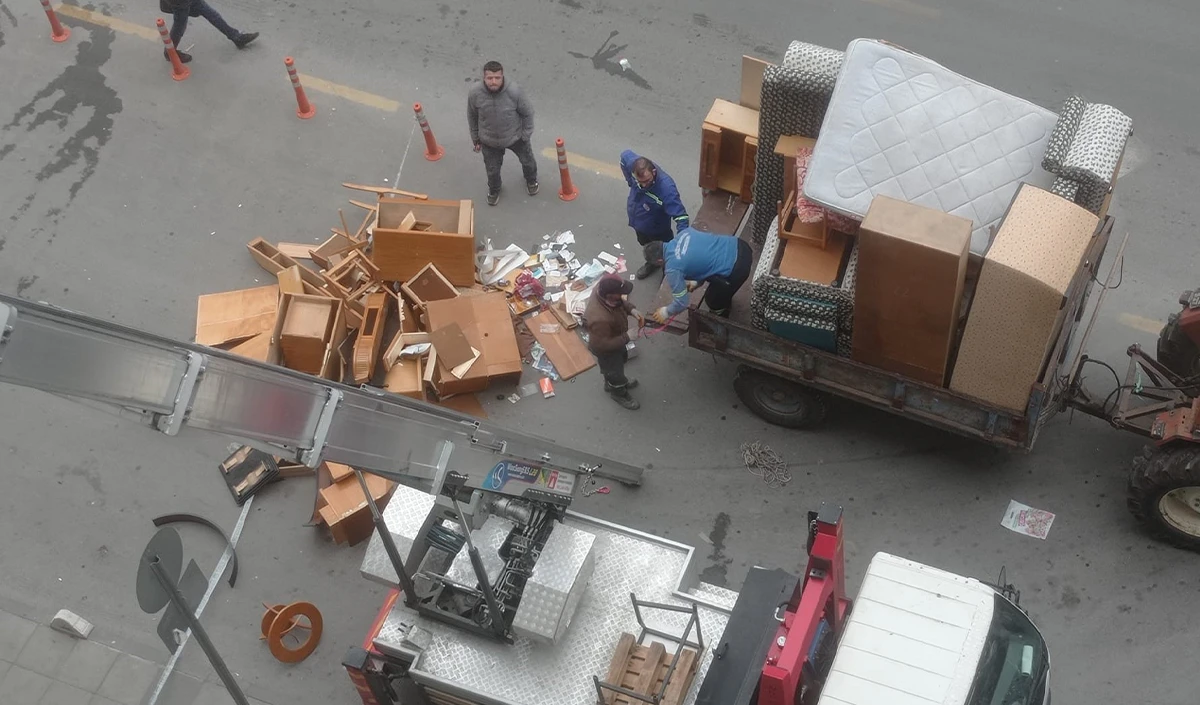 Mersin&rsquo;de halk sağlığını tehdit eden &ccedil;&ouml;p ev temizlendi