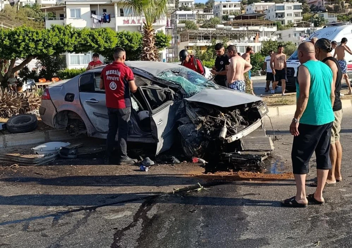 Mersin'de iki ayrı kaza: Birinde otomobil savruldu, diğerinde sıkışan sürücü kurtarıldı