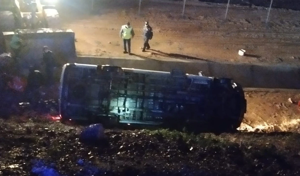 Mersin'de iş&ccedil;i servisi u&ccedil;uruma yuvarlandı: 13 yaralı