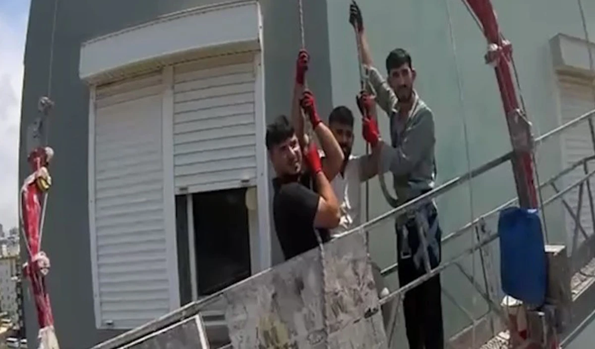 Mersin'de iskelede mahsur kalan 3 iş&ccedil;i kurtarıldı