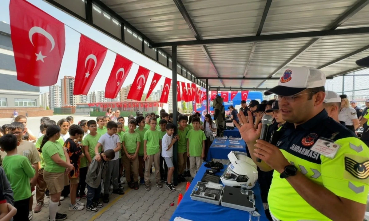 Mersin&rsquo;de jandarmadan &ouml;ğrencilere tanıtım etkinliği