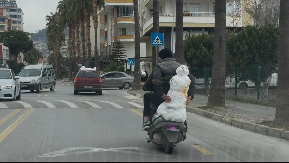 Mersin'de kardan adamı motosikletle taşıdı