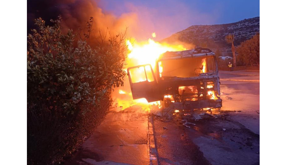 Mersin’de karton yüklü tır alev alev yandı