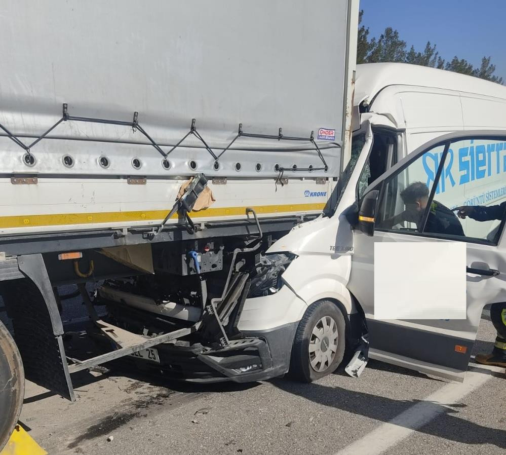 Mersin'de kazada araçta sıkışan sürücüyü itfaiye kurtardı