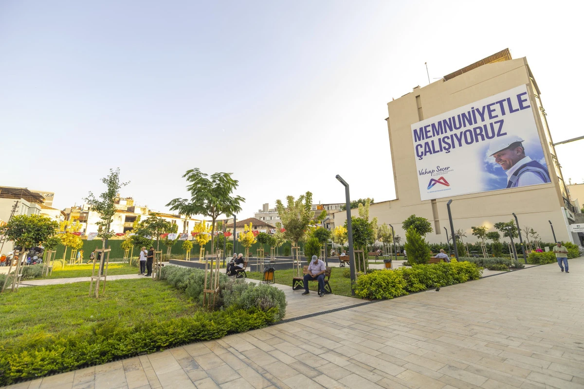 Mersin&rsquo;de Kırmızı Lacivert Kent Meydanı &ccedil;arşıya nefes aldırdı