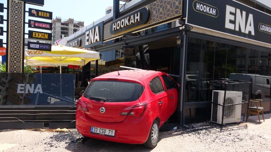 Mersin'de kontrolünü kaybeden kadın sürücü aracıyla kafeye daldı