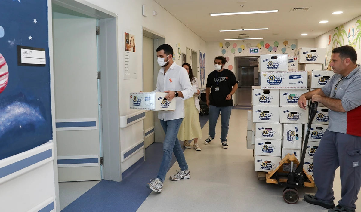 Mersin’de lösemili çocuklara moral veren hediye kutuları dağıtıldı