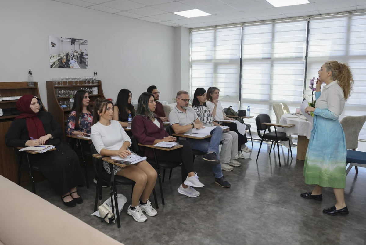 Mersin'de MERCEK kurslarıyla turizm sekt&ouml;r&uuml;ne nitelikli personel yetiştiriliyor