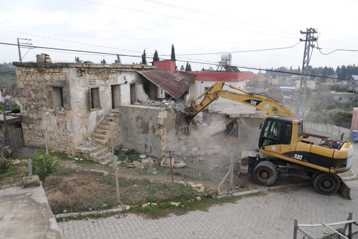 Mersin'de metruk bina kontroll&uuml; şekilde yıkıldı