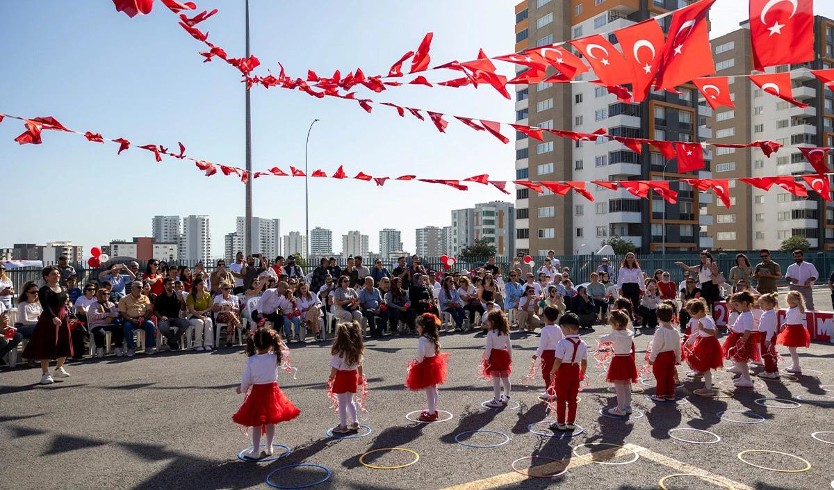 Mersin'de miniklerden Cumhuriyet Bayramı coşkusu